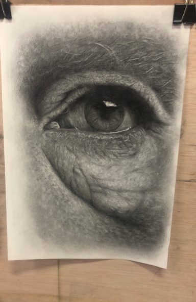 Dibujo detallado de un ojo humano en blanco y negro con arrugas alrededor.