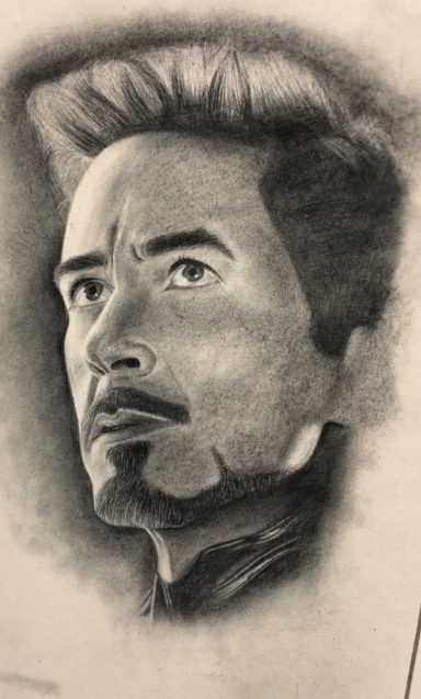 Retrato en blanco y negro de un hombre con cabello castaño y barba, mirando hacia arriba.